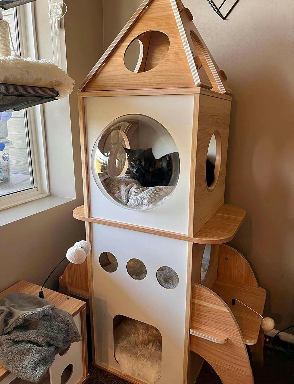Dailypets Space Cat Tower – Large Indoor Climbing Frame with Cozy Nest