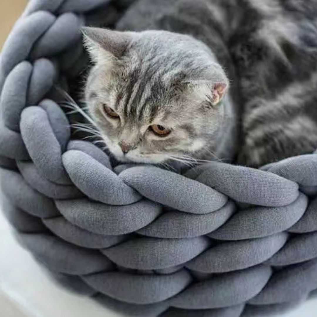 Dailypets Hand-Knit Cat Bed – Cozy Round Nest with Raised Edge